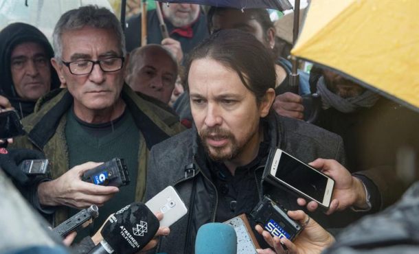El secretario general de Podemos, Pablo Iglesias (d), acompañado por el diputado de Unidos Podemos Diego Cañamero (i). Efe