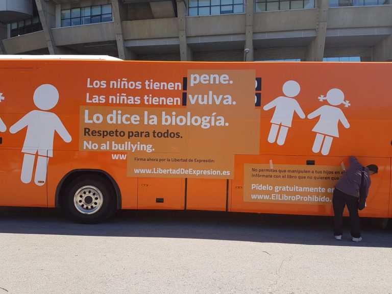 El tercer bus de Hazte Oír comienza hoy en Barcelona la vuelta a España con un nuevo mensaje
