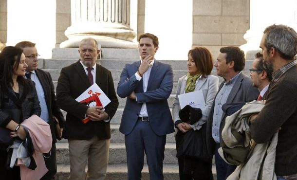 El ultrafeminista Albert Rivera (c), y el portavoz de Sanidad del grupo, Paco Igea (3i), posan junto a representantes de las asocaciones de pacientes que defienden la dignidad. Efe