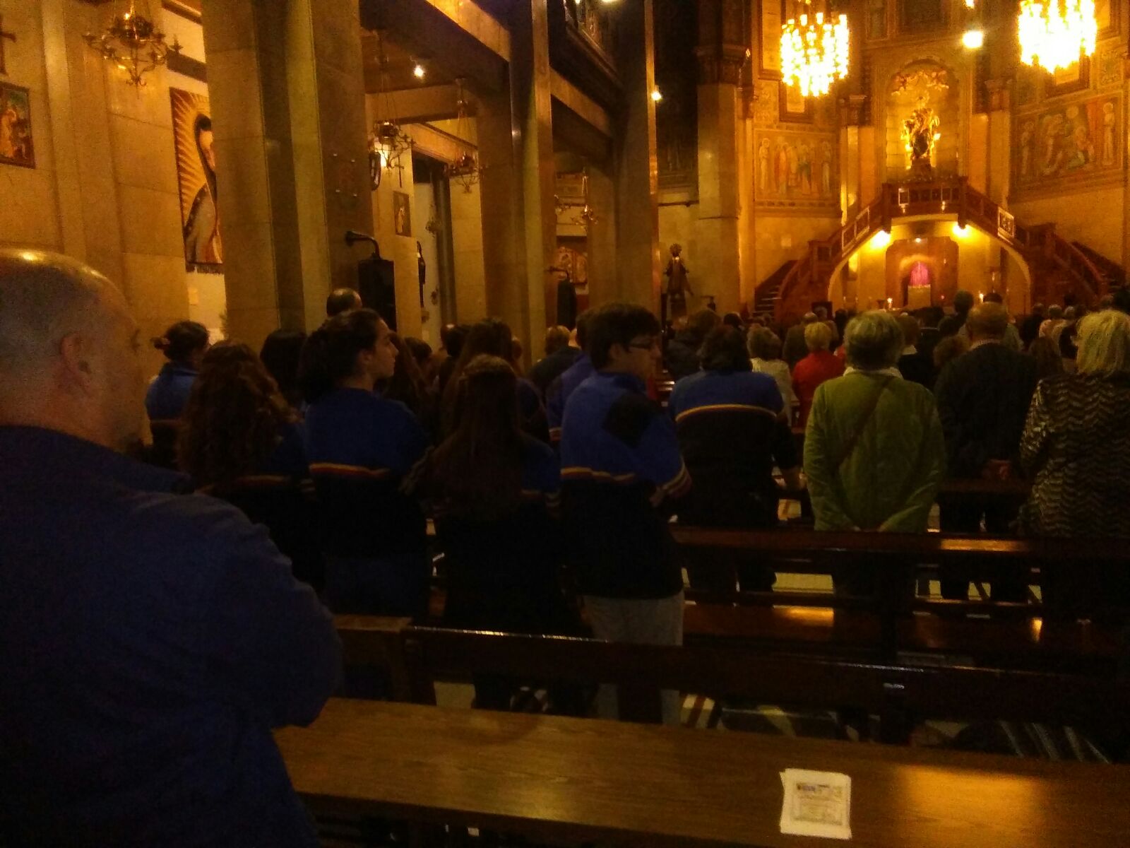 En la imagen, centenares de pernas durante la Misa en Memoria y Recuerdo a las Víctimas del Terrorismo. Barcelona 11.03.2017. Lasvocesdelpueblo.