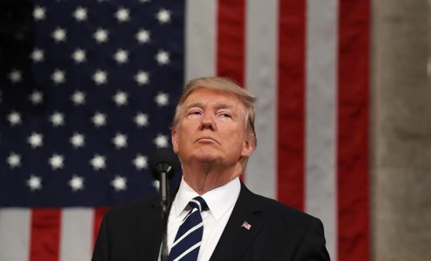 En la imagen, el presidente de los Estados Unidos, Donald J. Trump (C). Archivo Efe.