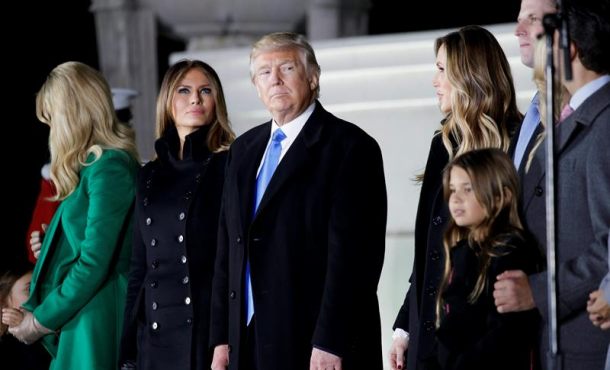 En la imagen, el presidente electo de EE.UU. Donald J. Trump (c), su esposa Melania Trump (2-i). Archivo Efe.