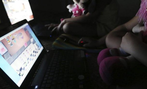 En la imagen, los niños juegan en una habitación con ordenadores. Archivo Efe.