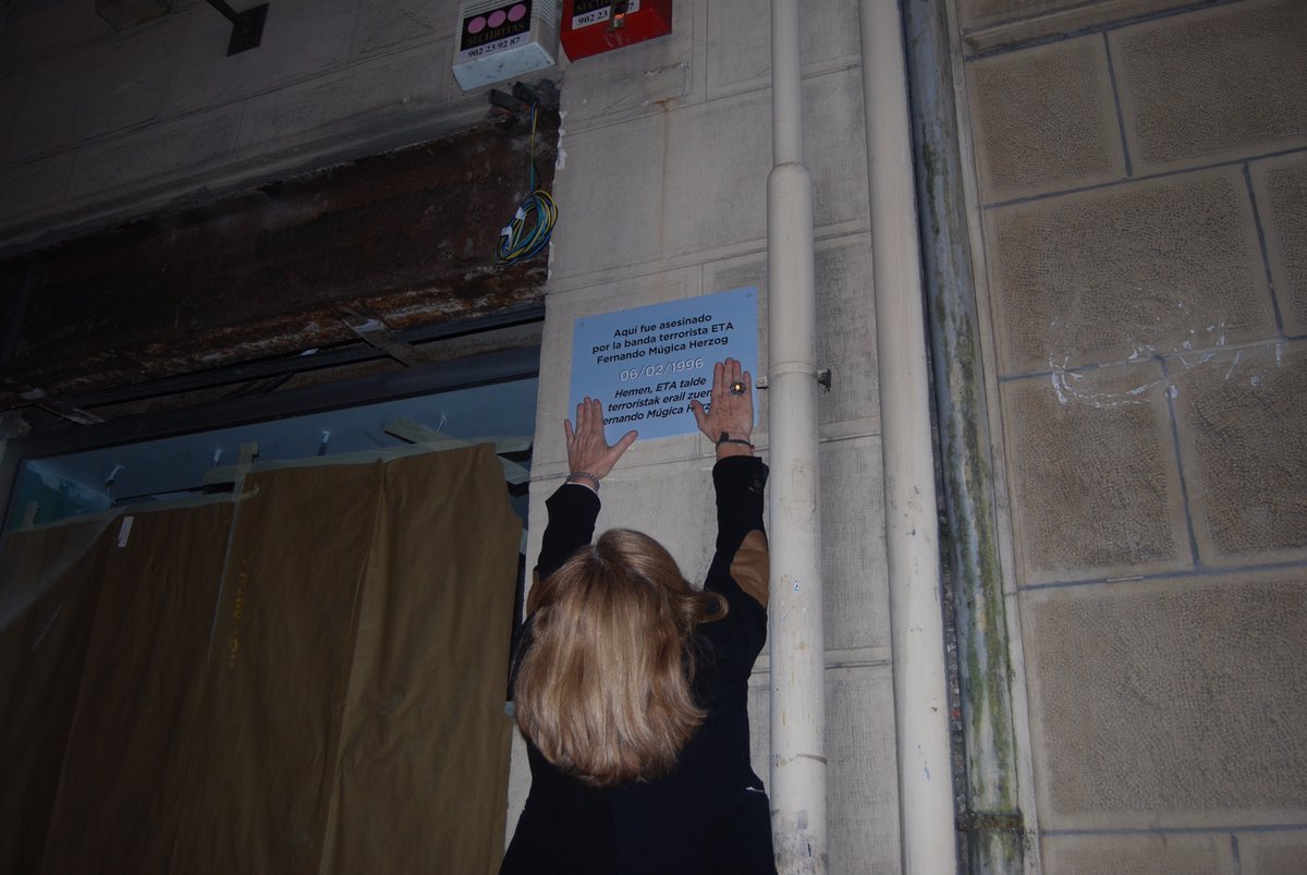 En la imagen, una mujer coloca una de la 62 placa del colectivo de la victimas del terrorismo COVITE anoche, viernes 10 de marzo de 2017, en Bilbao, Sansebastián... Lasvocesdelpueblo.
