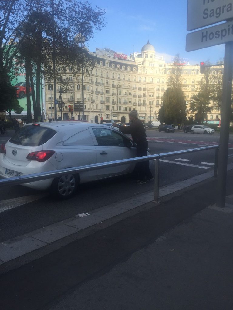 El PP denuncia la reaparición de los limpiacristales en Barcelona por la permisividad de Ada Colau