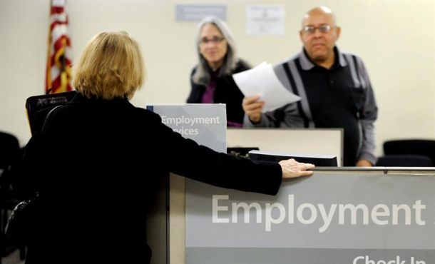 En su informe, el Gobierno revisó al alza la cifra de nuevos empleos generados en enero desde el cálculo inicial de 227.000 a 238.000. Efe