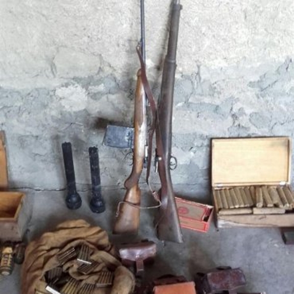 Fotografía facilitada por los Mossos d'Esquadra de parte del arsenal de explosivos de la Guerra Civil, con 30 kilos de dinamita, 26 granadas de mano y 2.320 cartuchos. Efe