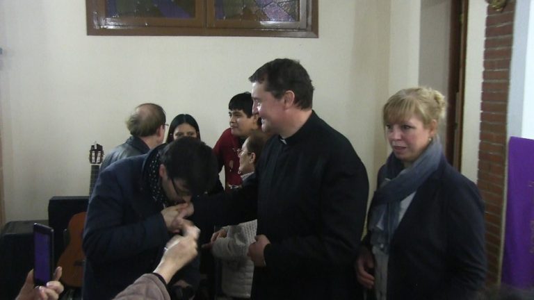 Frustran el ataque de «lobos» separatistas «esclavos de su perversión» contra el cura catalán de Hospitalet