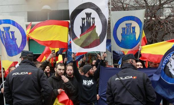 Imagen de archivo de una concentración del colectivo identitario Hogar Social Madrid en el barrio madrileño de Tetuán. Archivo Efe.