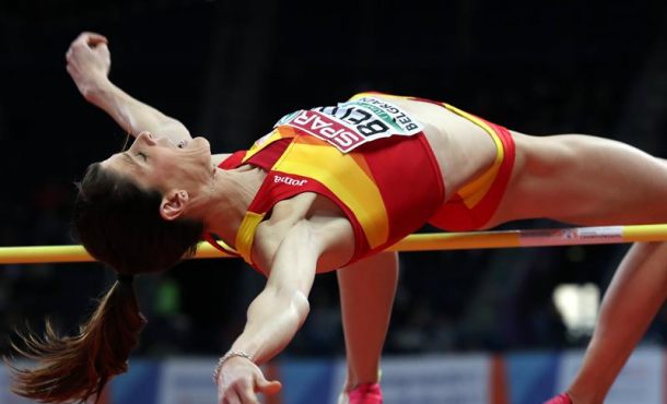 La atleta española Ruth Beitia compite en el concurso de salto de altura del los europeos en pista cubierta que se celebran en Belgrado, Serbia. Efe.