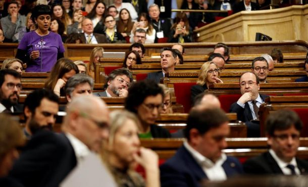 La extremista ultraviolenta portavoz de la CUP, Anna Gabriel (i), interpela al presidente de la Generalidad de Cataluña, Carles Puigdemont (d). Efe