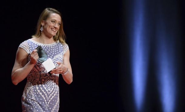 La nadadora Mireia Belmonte recibe uno de los galardones de la Gala del Deporte organizada por la Asociación Española de la Prensa Deportiva hoy en Valladolid. Efe.