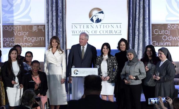 La primera dama, Melania Trump (3i), y el Subsecretario para Asuntos Políticos del Departamento de Estado, Thomas A. Shannon (c), hoy, 29.03.2017, al evento 'Mujeres Valientes'. Efe.