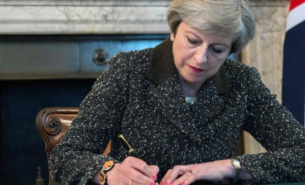 La primera ministra británica, Theresa May, firma la carta con la que el Reino Unido solicitará formalmente hoy la retirada del país de la Unión Europea (UE), informaron hoy los medios. EFE