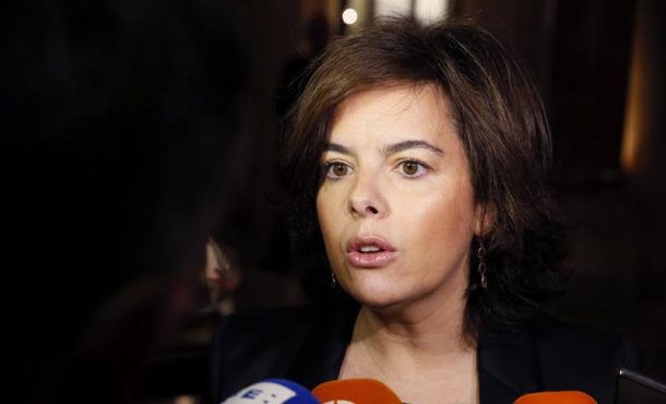 La vicepresidenta del Gobierno, Soraya Sáenz de Santamaría, hace declaraciones a los medios a su llegada al desayuno informativo del Foro España Internacional. Efe