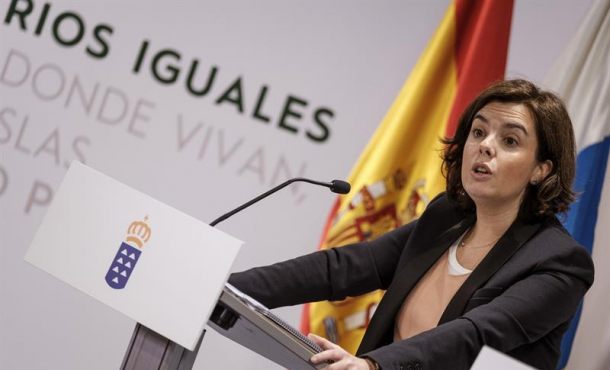 La vicepresidenta del Gobierno central, Soraya Sáenz de Santamaría, durante la rueda de prensa ofrecida junto al presidente de Canarias, Fernando Clavijo. Efe