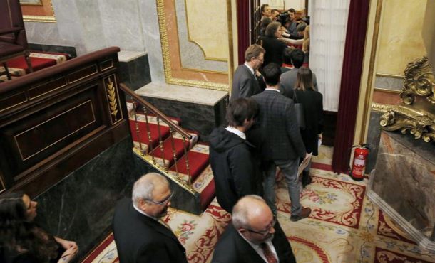 Los diputados de los partidos nacionalistas y de Podemos han abandonado hoy el hemiciclo del Congreso al inicio de la sesión plenaria en solidaridad con el separatismo. Efe