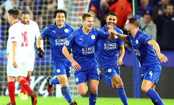 Marc Albrighton (3d) de Leicester City celebra luego de anotar el 2-0 ante Sevilla FC durante un partido de los octavos de final de la Liga de Campeones. Efe