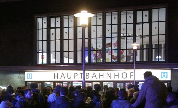 Numerosas personas se reúnen fuera de la estación central de trenes tras el ataque realizado con un hacha hoy, en Duesseldorf (Alemania), por un hombre que fue detenido. Efe