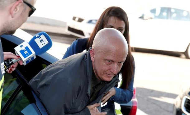 Paco Sanz, conocido como el hombre de los 2.000 tumores, a su llegada a los juzgados de Llira (Valencia) para prestar declaración ante el juez. Archivo Efe.