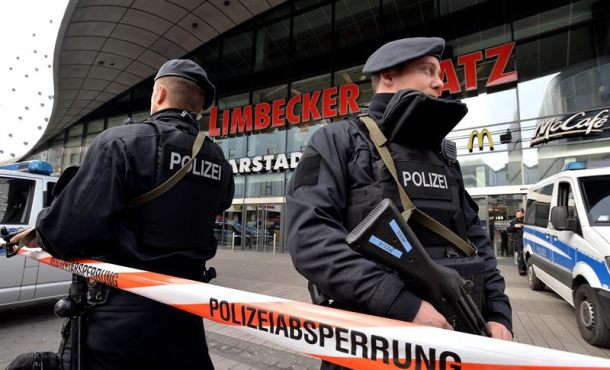 Policía fuertemente armada frente al centro comercial 'Limbecker Platz' , hoy en Essen, Alemania. Efe.