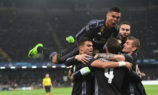 Sergio Ramos (c) de Real Madrid celebra con sus compañeros al anotar contra Nápoles en un juego de los octavos... Efe
