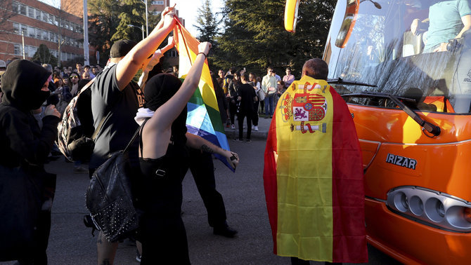 Tensión en la Universidad Complutense de Madrid. Un a persona resiste con la bandera de España junto al Bús de Hazte Oír . brutal agresión de ultraviolentos de Izquierdas. Lasvocesdelpueblo.