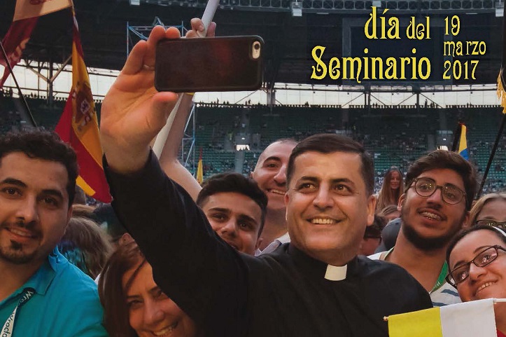 Un sacerdote haciendo una autofoto (selfi) con los fieles cristianos con el motivo del 'Día del Seminario 2017'. Según fuentes de la Conferencia Episcopal Española. Lasvocesdelpueblo.