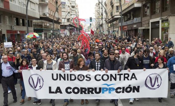 Unas tres mil personas convocadas por la Plataforma Ciudadana Anticorrupción de la Región de Murcia se han manifestado esta mañana entre la Glorieta de España y el Palacio de San Esteban. Efe