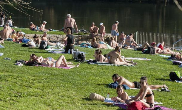 Varias personas disfrutaban ayer de las altas temperaturas en Ourense, en los baños termales A Chavasqueira, junto al río Miño. Efe.