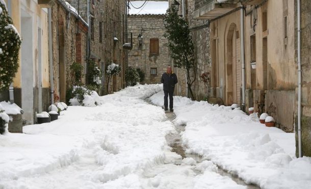 Vista de la población de Belltall después de la nevada caída en la zona esta noche. Efe.