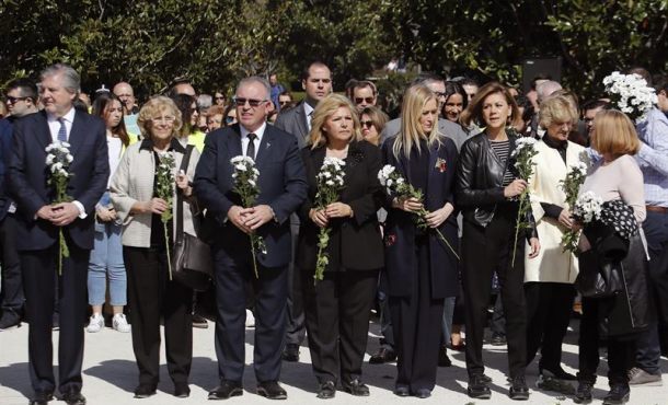 a ministra de Defensa, María Dolores de Cospedal (3-d), la Defensora del Pueblo, Soledad Becerril (2-d), la presidenta de la Comunidad de Madrid. Efer