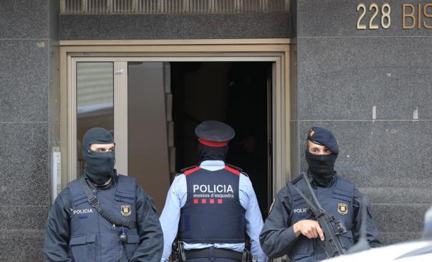 Agentes de Policía Catalana, Mozos de Escuadra, custodian la entrada de la vivienda de Terrassa (Barcelona), donde este miércoles, 5 de abril de 2017. Efe