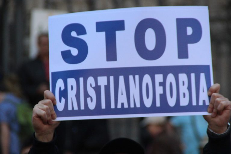 Miles de catalanes marchan contra la «aniquilación de España y cristianofobia» en Cataluña