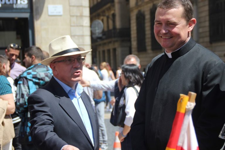 El cura Custodio: «Quieren espiar nuestra libertad y esclavizarnos» en Cataluña