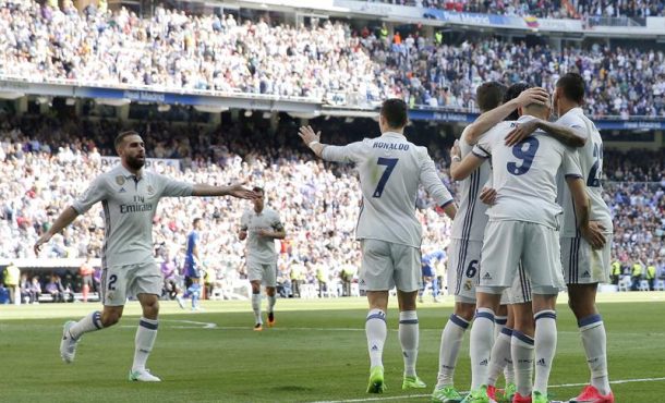 Capital de España. Domingo 02.04.2017. Los jugadores del Real Madrid celebran el gol marcado por su compañero Karim Benzema al Deportivo Alavés. Efe.