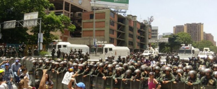 Caracas (Venezuela), 04.04.2017. La policía del régimen de Nicolás Maduro prohíbe la manifestación de la oposición. Lasvocesdelpueblo