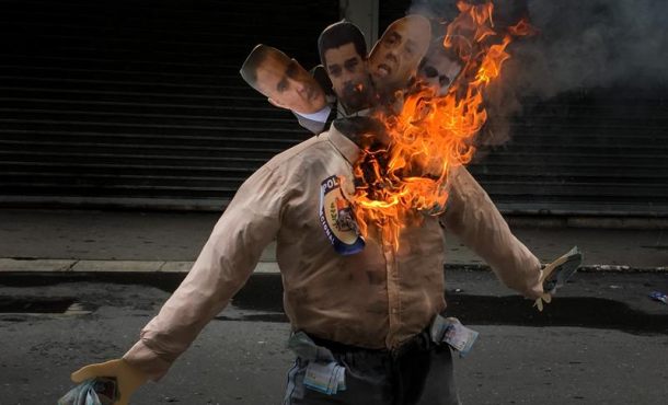 Caracas (Venezuela), Domingo de Resurrección de 2017, 16 de abril de 2017. Fotografía de un muñeco quemándose con fotografías del defensor del pueblo de Venezuela. Efe