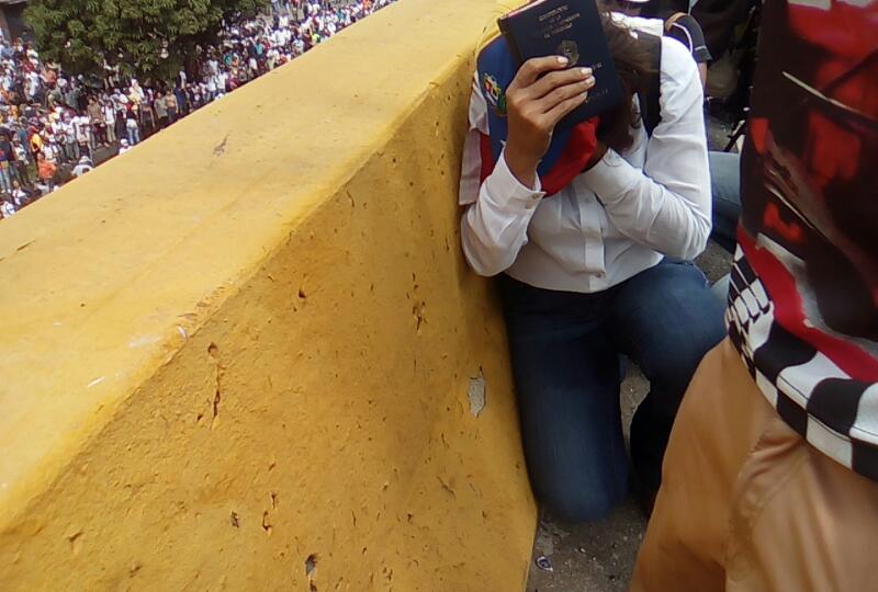 Caracas (Venezuela), jueves 06.04.2017. Un opositor sufriendo con la constitución de Venezuela en mano. Muere un joven durante una protesta a las afueras de Caracas. Lasvocesdelpueblo