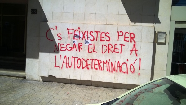 Cataluña, Sede Ciudadanos C's en la provincia de Lérida, 06.04.2017. Estado de la fachada d ela sede central de Ciudadanos C's en Lérida. Dicen los separatistas. Lasvocesdelpueblo