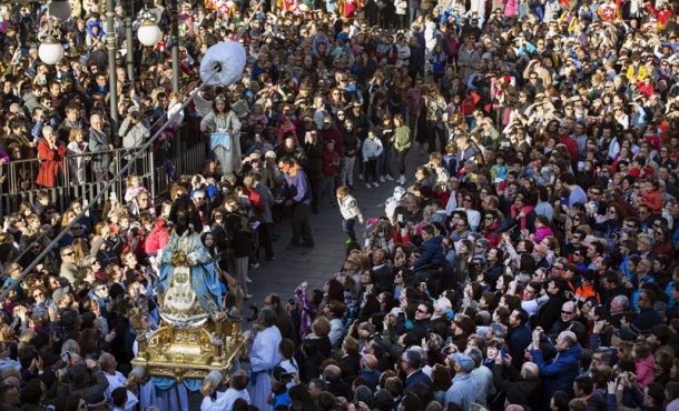 Cientos de personas asisten a la representación de la aparición del Arcángel San Gabriel a María, interpretado este año por la niña Ariadne Asín Jacué, para anunciarle... Efe