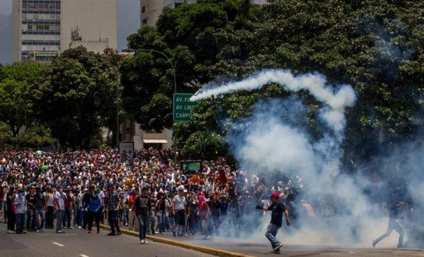 Cientos de personas participan en una manifestación este 10 de abril de 2017, en Caracas (Venezuela). Efe.
