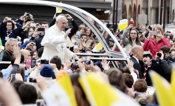 El Papa Francisco (C) saluda a los fieles en Carpi hoy, domingo 2 de abril de 2017. Efe.