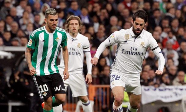 El centrocampista del Real Madrid, Francisco Román Alarcón 'Isco' (d), conduce el balón ante el jugador del Betis, Dani Ceballos. Archivo Efe.