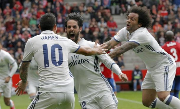 El centrocampista del Real Madrid Francisco Román Alarcón Isco,c., es felicitado por Marcelon,d., y James Rodríguez tras conseguiir marcar el tercer gol. Efe