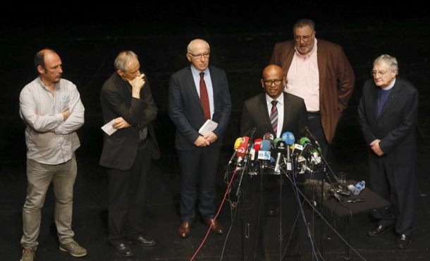 El coordinador de la Comisión Internacional de Verificación, Ram Manikkalingam (c), durante la rueda de prensa que ha ofrecido hoy en Bayona. Efe.