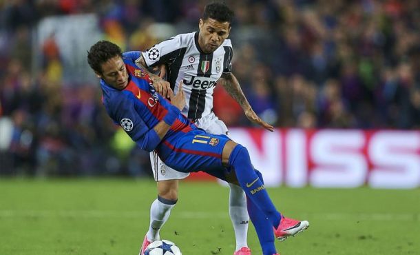 El delantero brasileño del FC Barcelona Neymar Da Silva (i) lucha el balón con su compatriota Dani Alves, de la Juventus, durante el partido. Efe