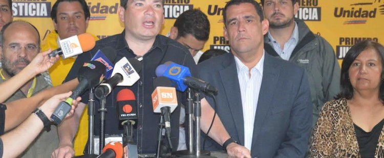 El diputado de Primero Justicia de la oposición en Venezuela, Tomás Guanipa, en declaración a la prensa este domingo de resurrección de 2017, 16 de abril. Lasvocesdelpueblo