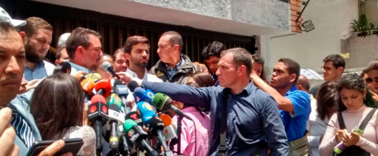 El documento fue dado a conocer por los dirigentes de la alianza opositora, Richard Blanco, Juan Andrés Mejía, Juan Requesens y Stalin González, durante la rueda de prensa. Lasvocesdelpueblo.