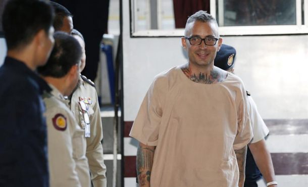 El español Artur Segarra (d), llega a una audiencia en el Tribunal Penal de Bangkok, Tailandia. Efe.